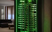 网红酒柜新潮流：绿色灯带点亮你的储酒空间