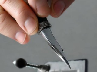 电热水器膨胀螺丝拆卸方法教程