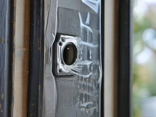 家用防盗门巧遮挡猫眼，保障家庭安全小妙招